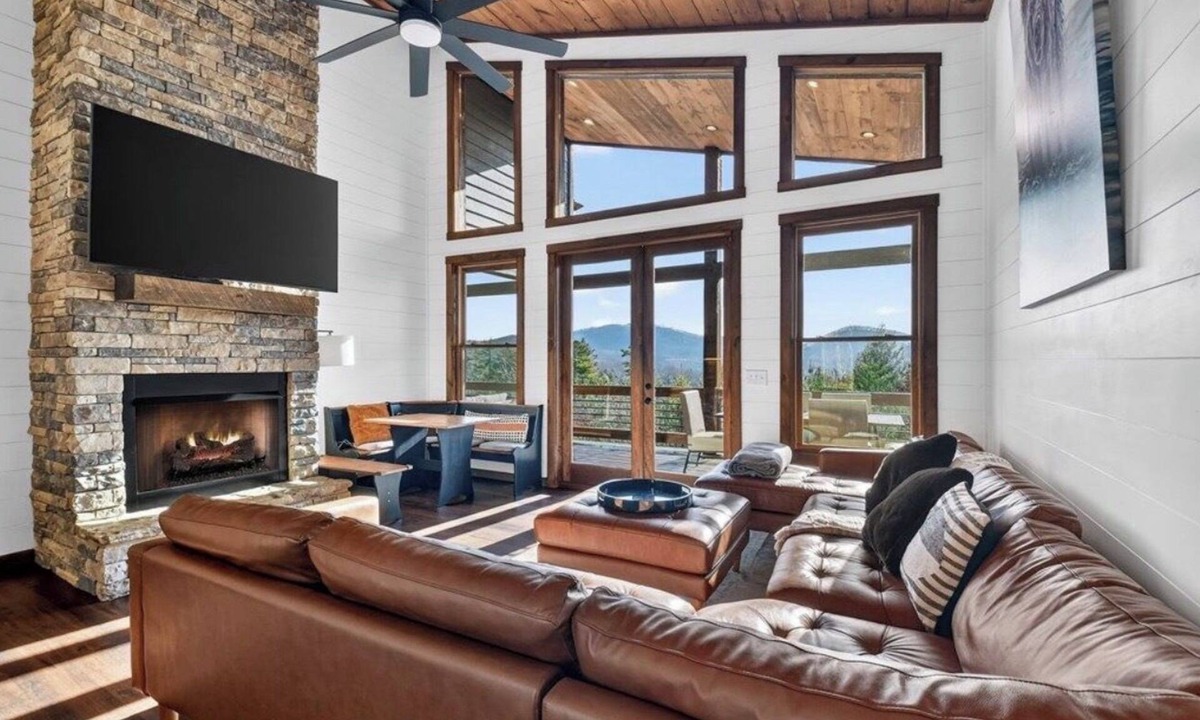 Mineral Bluff Ski Chalet | Fabulous 3-bedroom chalet with hot tub and year round mtn views! Luxe & modern!
