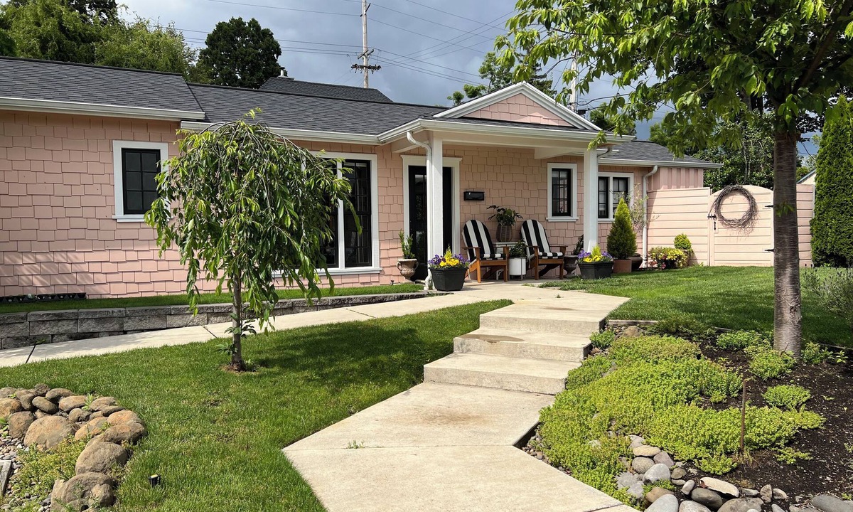 Market District Cottage | Fabulous Bungalow, 1 block from 5th Street Market