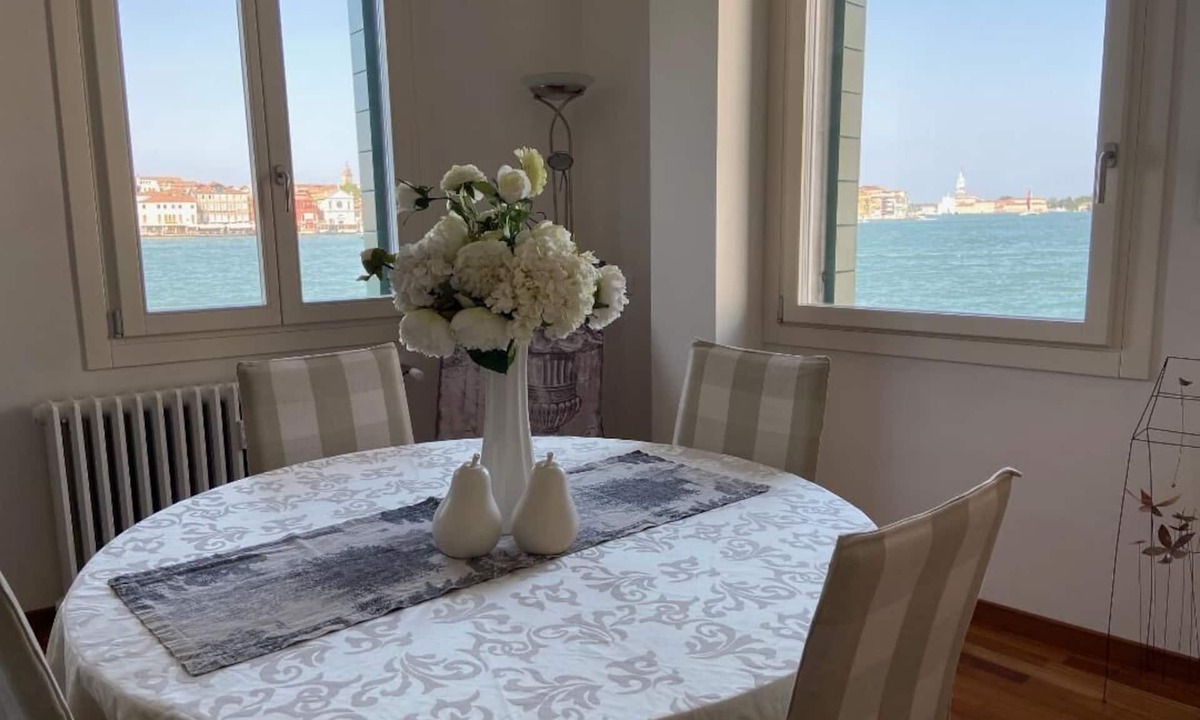 Molina Apartment | FABULOUS CANAL VIEWS, CONTEMPORARY DESIGNER APARTMENT IN VENICE 2 BEDS, 2 BATHS