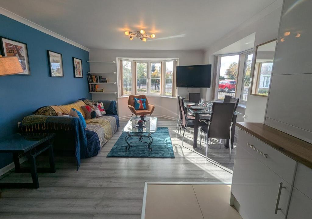 Binley Apartment | Fabulous Modern Spacious 2 Bed Apartment & FREE Parking!