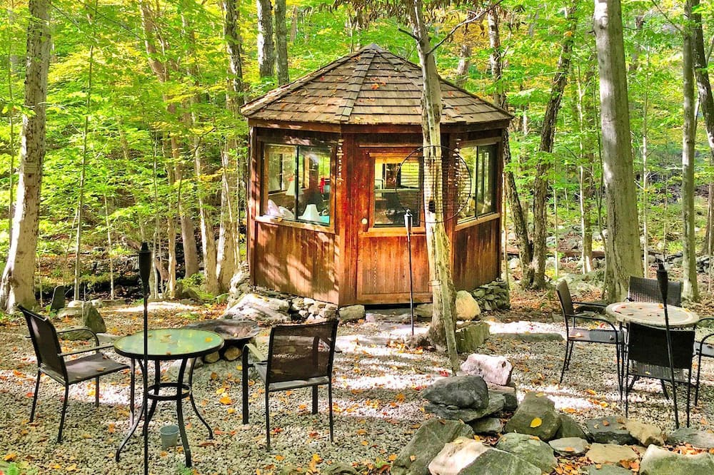 Bozrah Cabin | Fabulous Tiny House Surrounded by Forest in Norwich, Connecticut