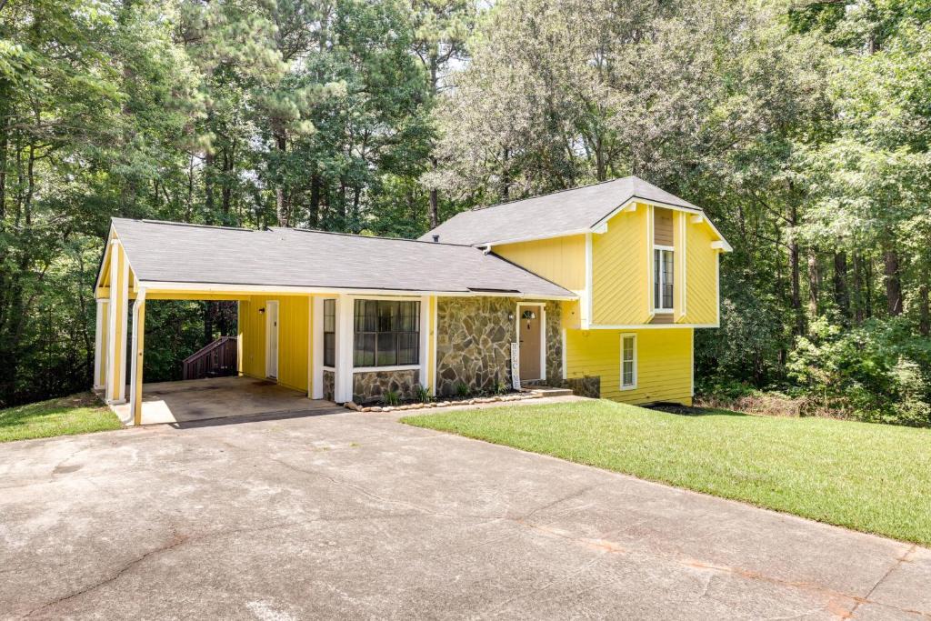 Fairburn House | Fairburn Home w/2 Decks, Grill & Outdoor Dining!