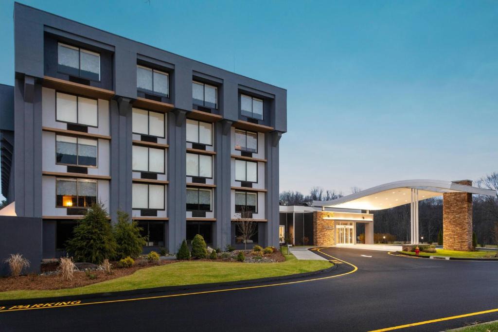 Sherwood Manor Hotel | Fairfield Inn & Suites Springfield Enfield