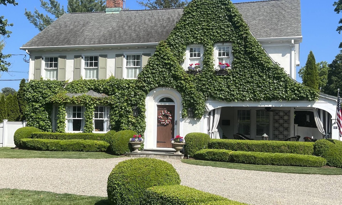 Fairfield House | Fairfield Old Post Road-heated pool & Guest Cottage-walk to NYC train and Beach!