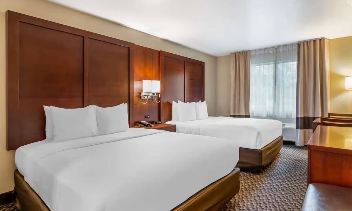 Fairfield Hotel | Fairfield Queen Studio w/Breakfast, Pool & Gym