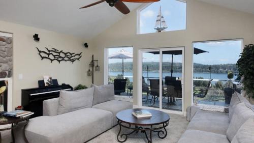 Freeland House | Fairway Harbor View by AvantStay