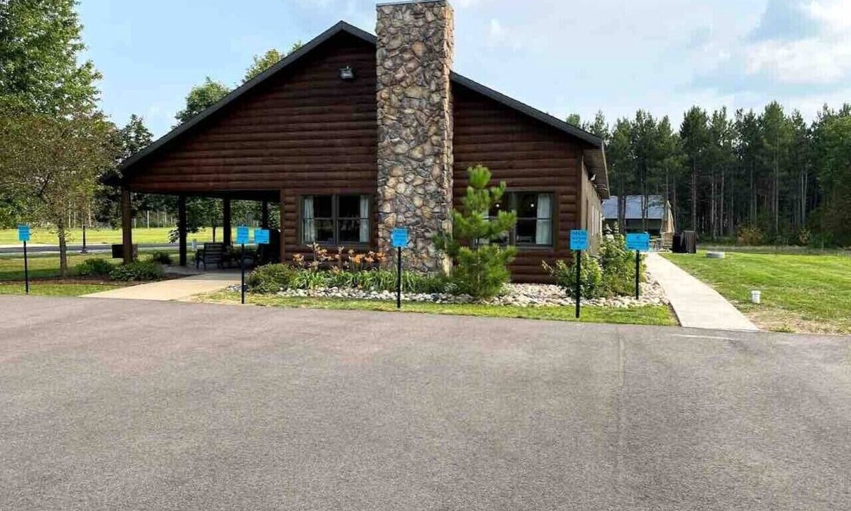 Nekoosa Cabin | Fairway Lodge-Rome Away From Home- 5 minutes to Sand Valley