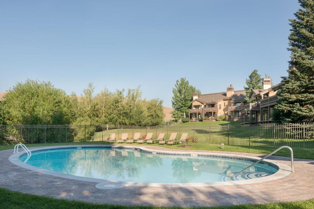 Elkhorn Village Hotel | Fairway Nine 4366