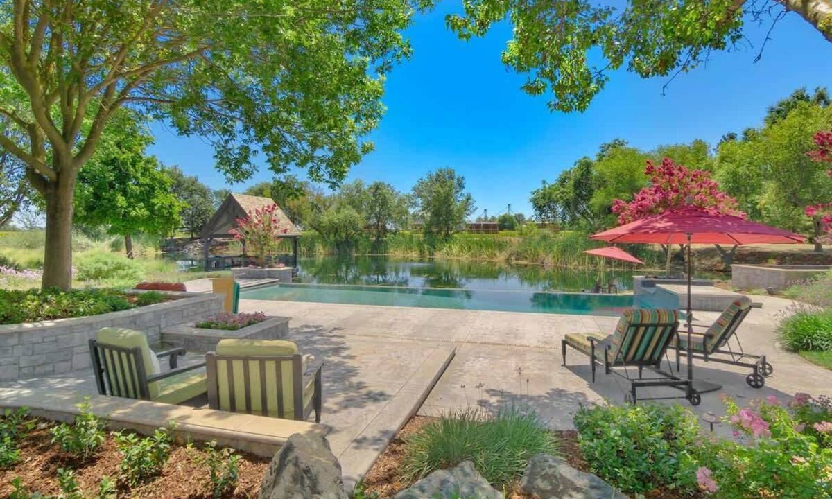 Davis House | Fairytale retreat at UC Davis, pool, lake, kitchen
