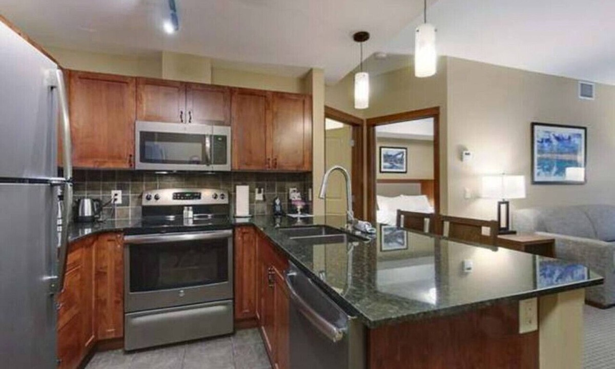 Canmore Condo | FALCON`S PERCH - ONE BED SUITE - OUTDOOR HOT TUBS & GYM