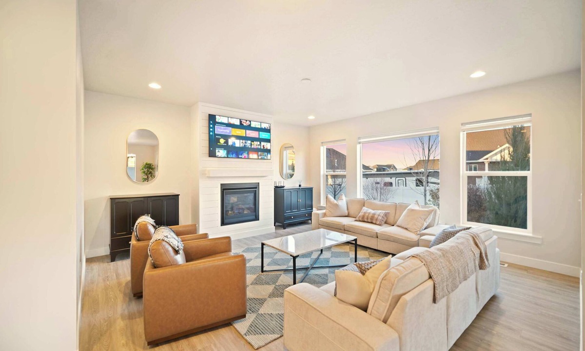 Orem House | Fall Family Retreat with Custom Sauna, Theatre, Lux MTN Spa, Pool and Poker tabl