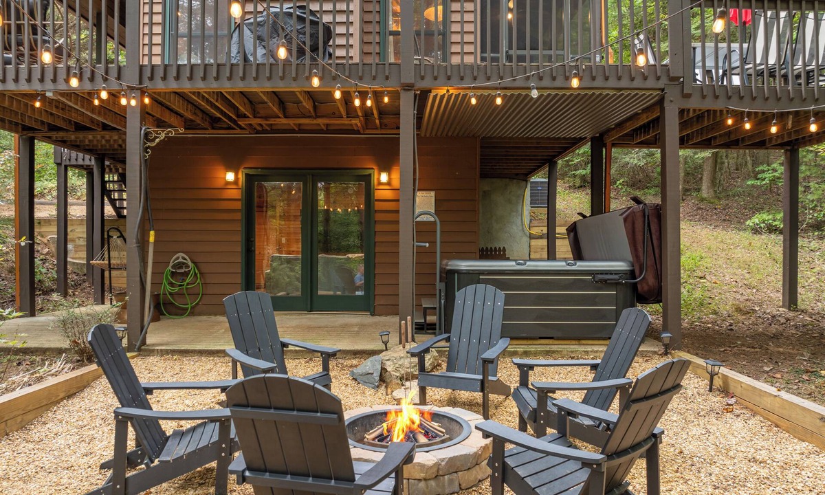 Cashes Valley Cabin | Fall Getaway Mountains of Blue Ridge, GA- with a Fire Pit and Hot Tub