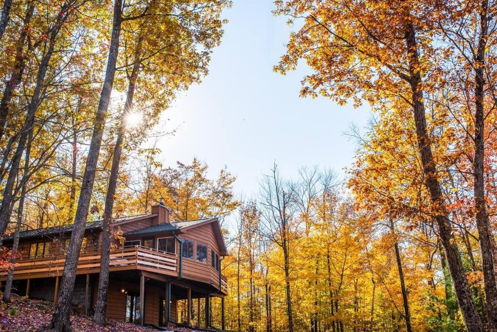 Hayward Ski Chalet | Fall Getaway Resort-3 KING suites, Dog-Friendly