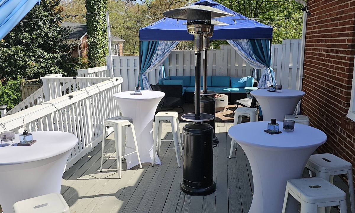 Waldorf House | Fall is here! Backyard retreat waiting for you and your guest.