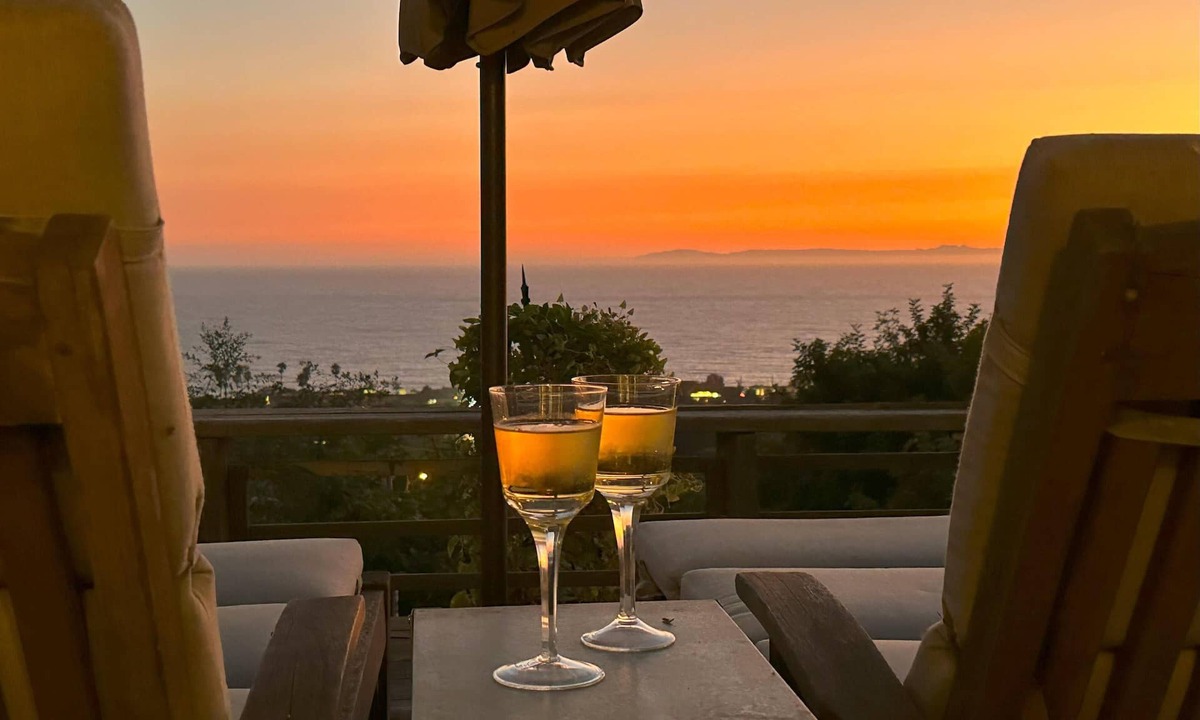 Laguna Beach Cottage | Fall/Winter stays available - Charming Beach View Cottage