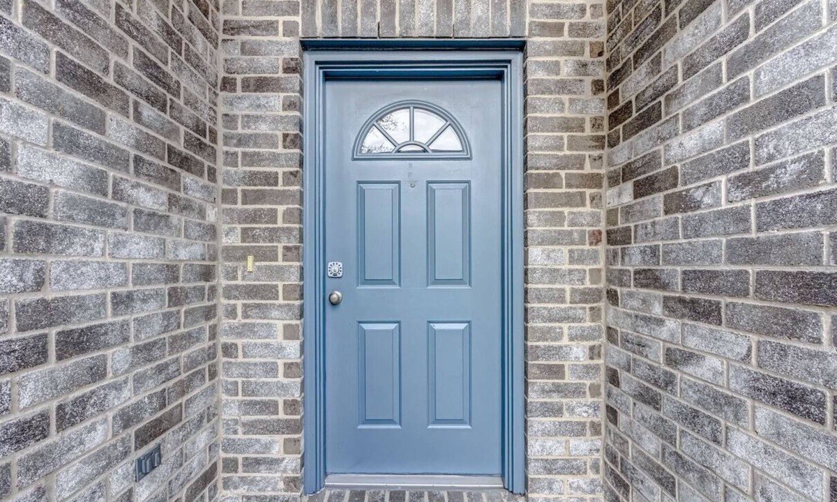 Houston House | Fallen Oak Gataway