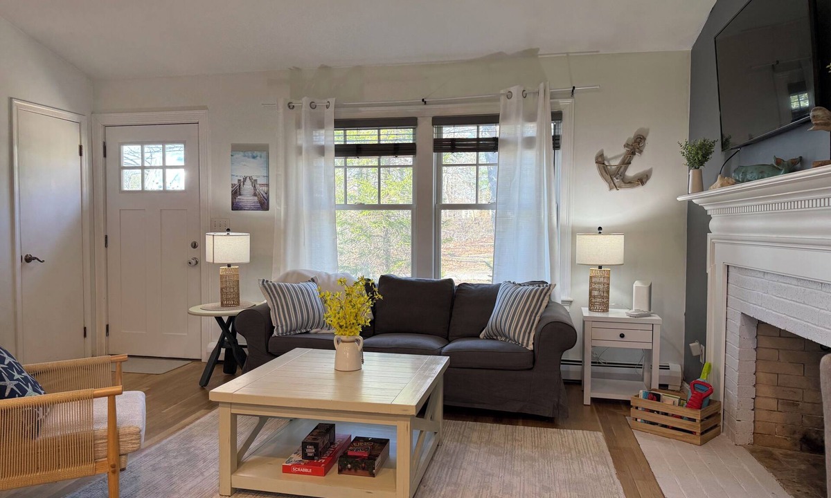 Teaticket House | Falmouth l Walk to Private Beach & Fenced in Yard