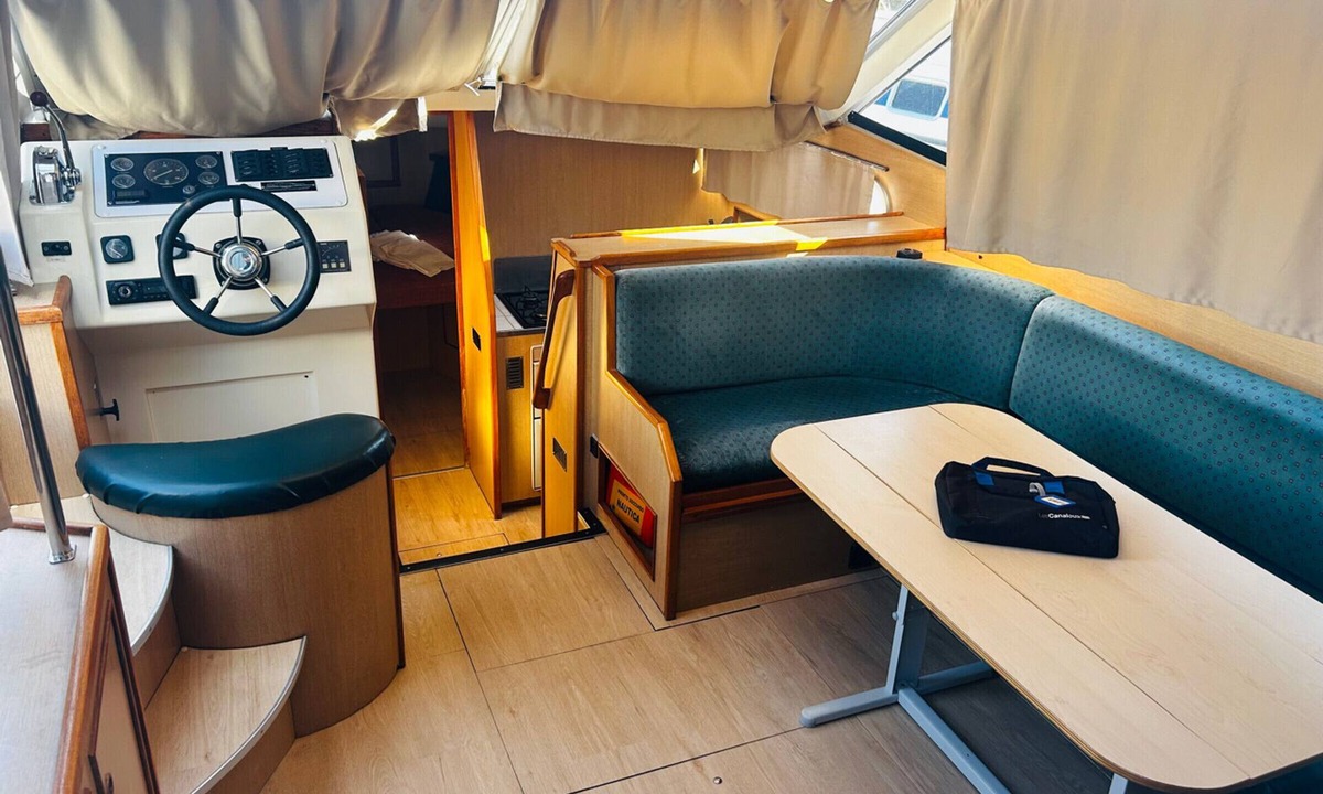 Colombiers Boat Rental | Family boat in Colombiers - 8 guests