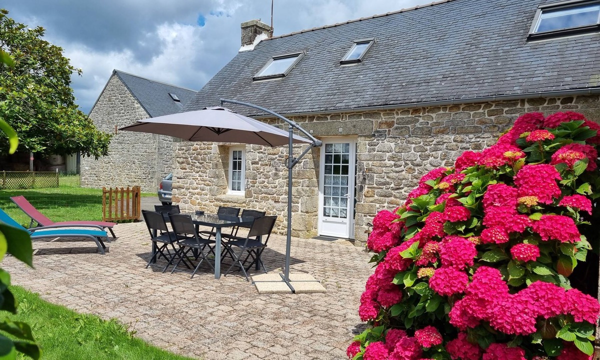 Ergue-Gaberic House | 🏡 Family Cottage in the Countryside with Heated Indoor Pool Near Quimper,