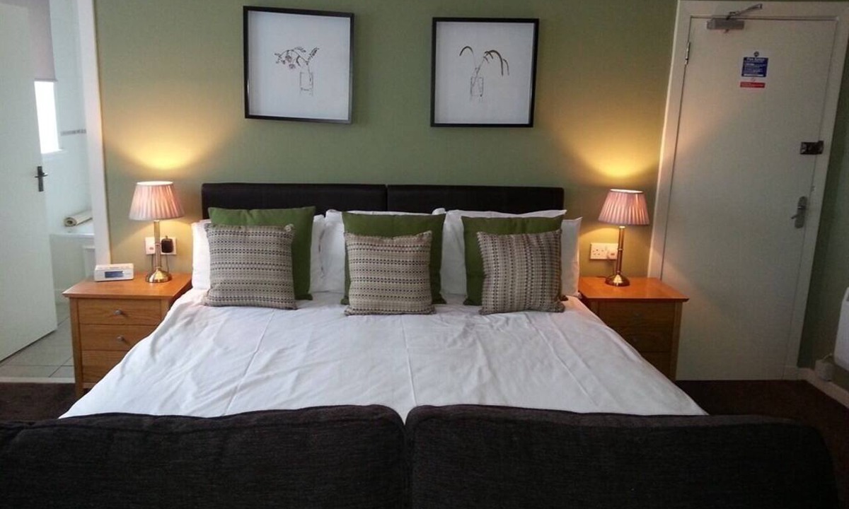 Inchture Hotel | Family Ensuite with Bath at Inchture Hotel