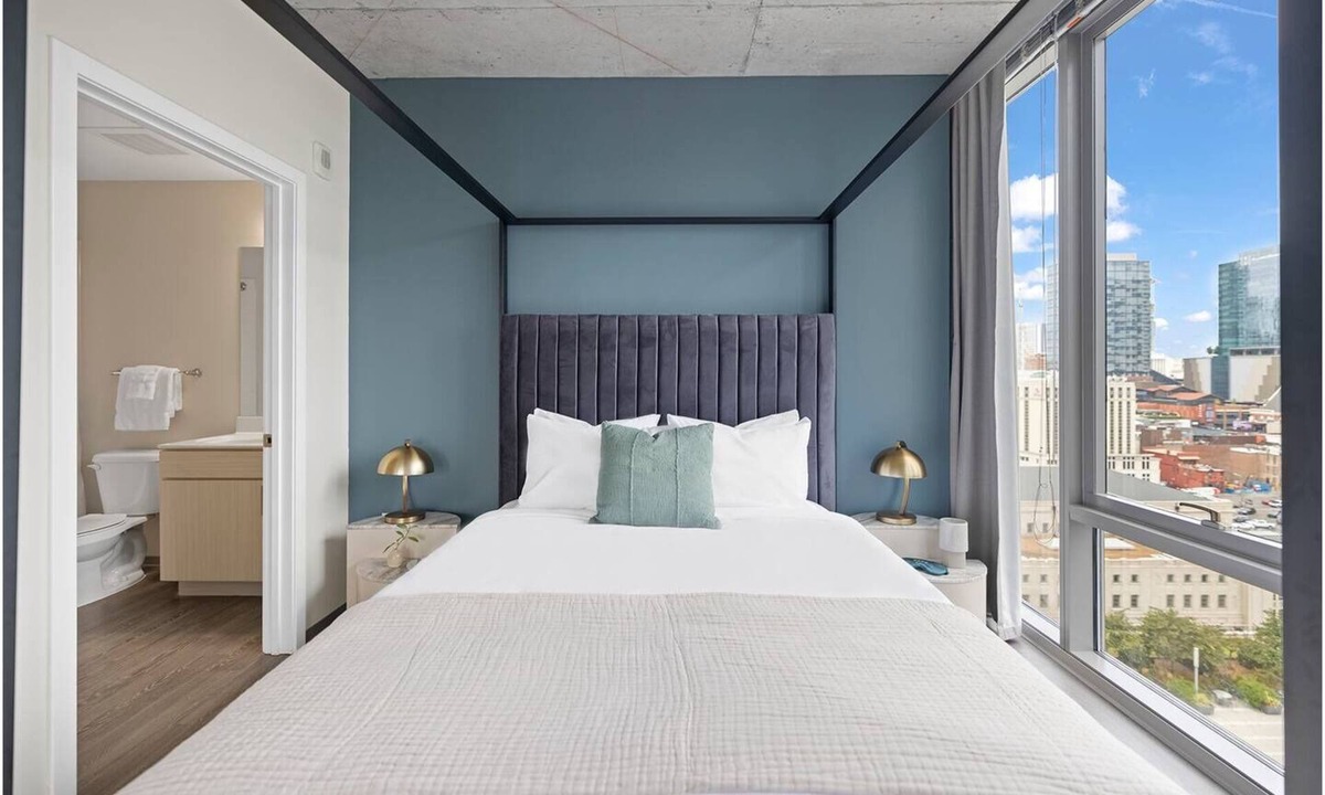 Sobro Apartment | Family Escape in SoBro | Rooftop Pool & Balcony | Steps to Country Music Hall