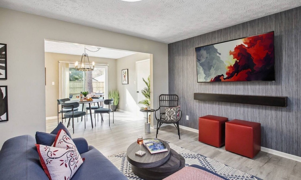 Savannah House | Family Friendly* Firepit * Dogs OK * Fenced Yard