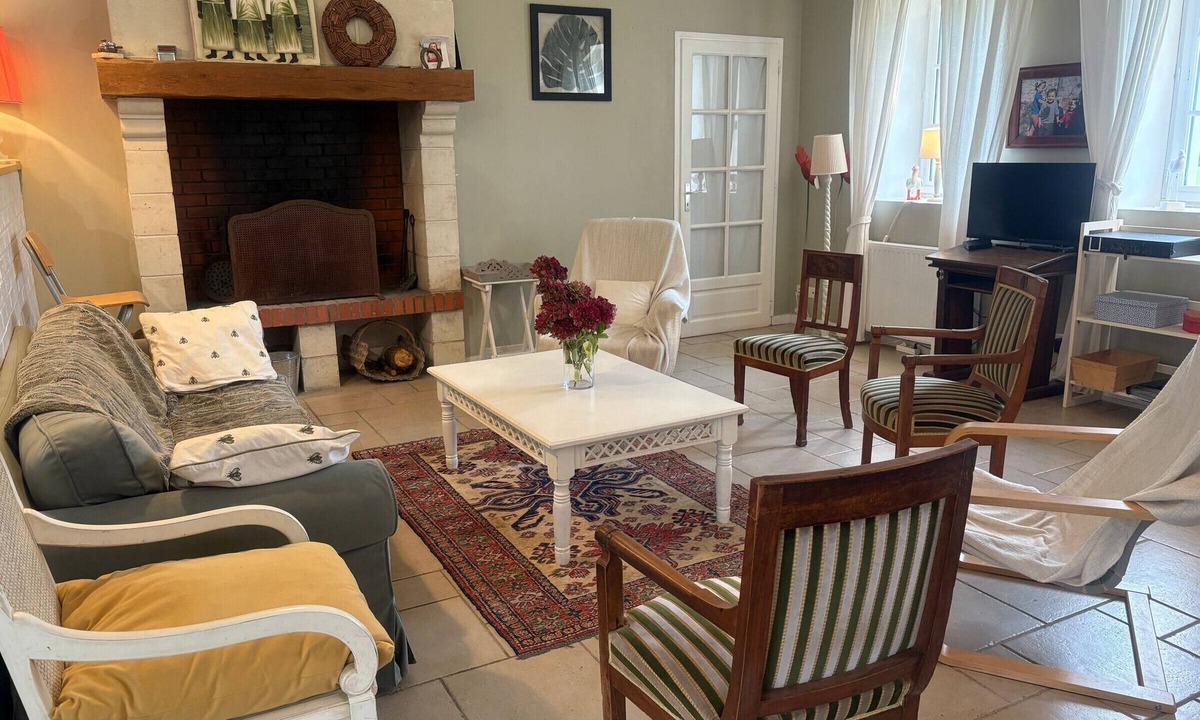 Pontvallain Cottage | Family-Friendly Gîte with Large Terrace, Playground, and Trampoline in Countryside