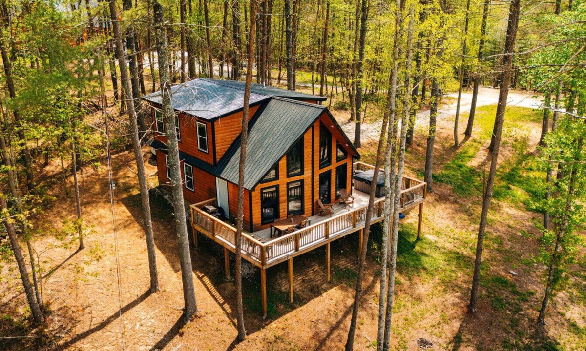 Campton Cabin | Family Friendly | Private | Kids Games | Hot Tub | Sleeps 8