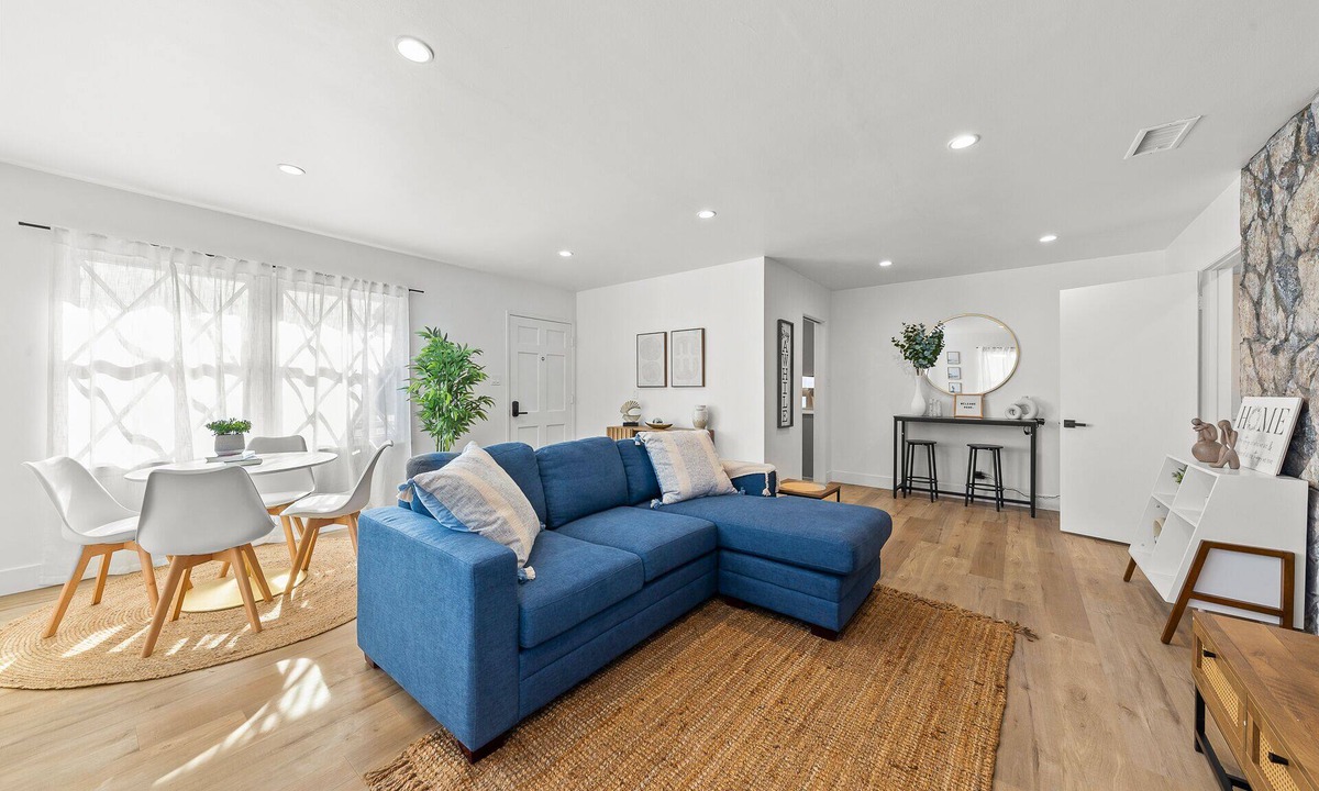 North Long Beach House | Family friendly SoCal Vacation Home- 10 min to airport! 20min to theme parks!