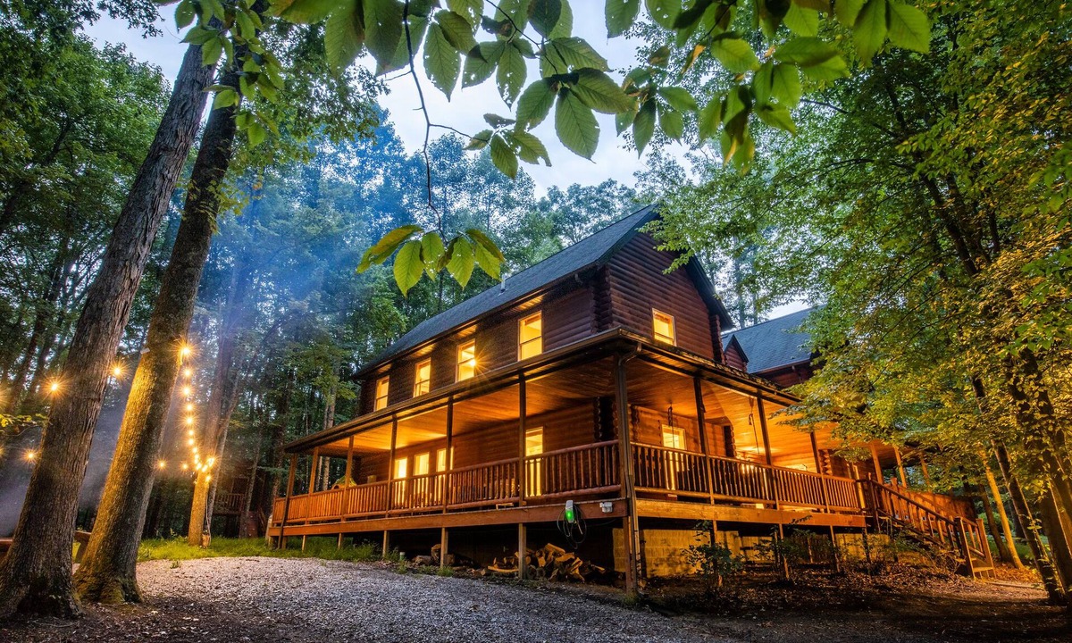 Fayetteville Cabin | Family-friendly spacious cabin in gated community overlooking the NRG Bridge