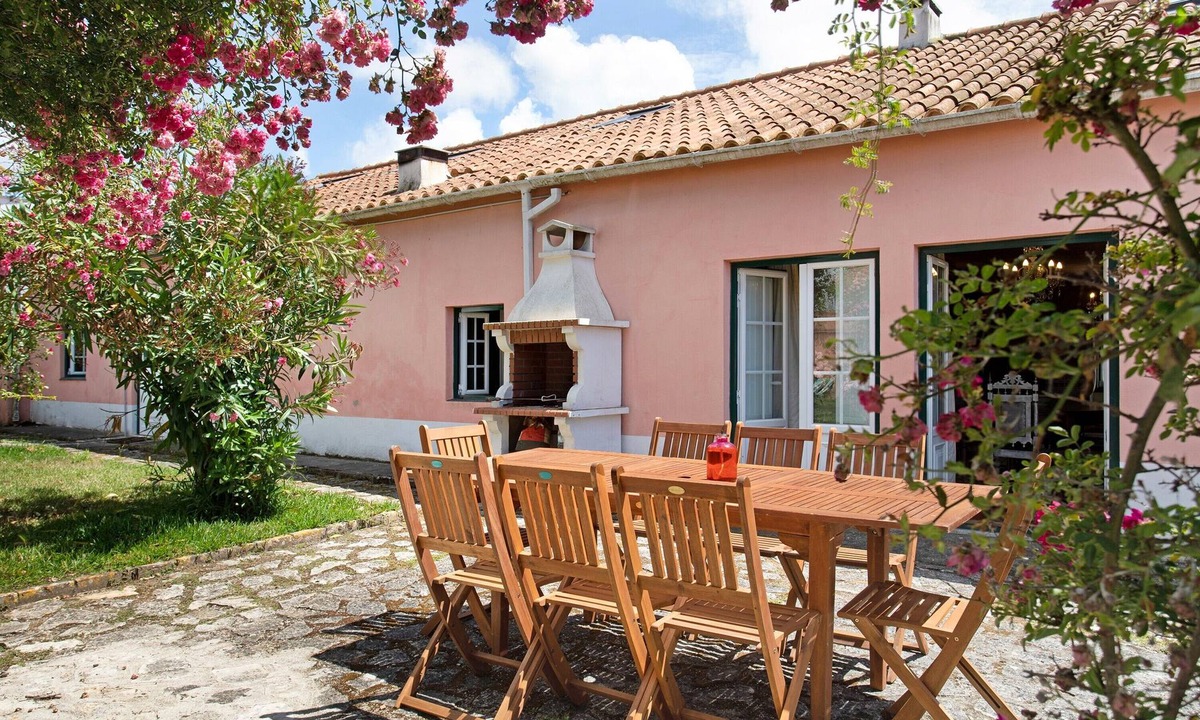 Alcobaca House | Family-Friendly Vacation Home 'Casa Alfeizerão' with Garden & Wi-Fi