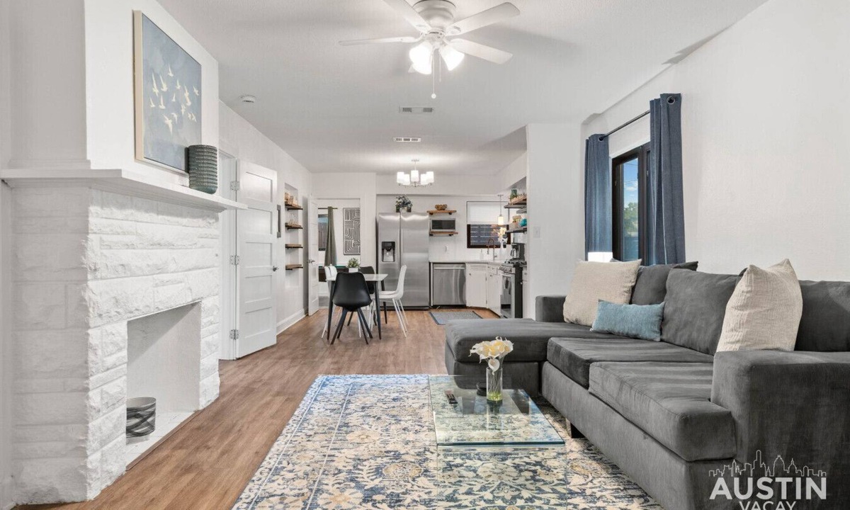 Cherrywood House | Family-Fun Ready! Pool Table, Cowboy Pool & BBQ Mins to Mueller Lake, UT Stadium