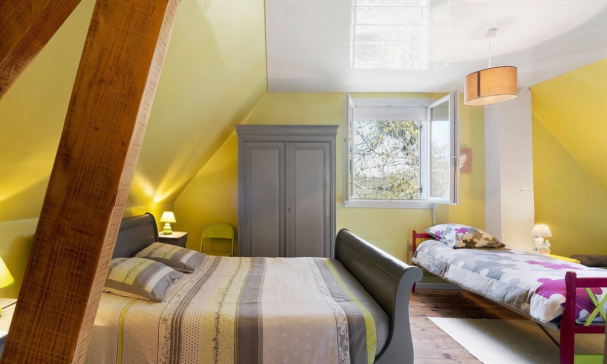 Montpon-Menesterol Bed & Breakfast | Family Guest Room L'Orée Du Bois with Pool, Terrace and Wi-Fi