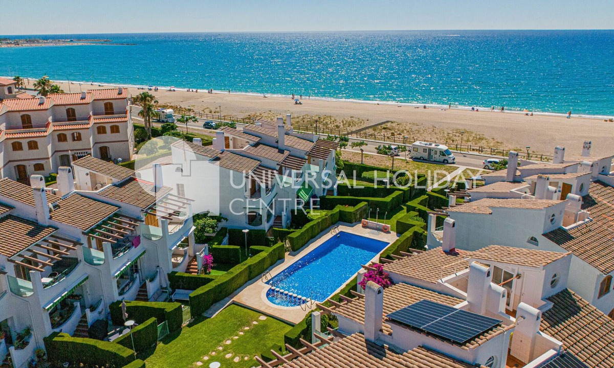 L'Hospitalet de l'Infant Ski Chalet | Family House with Pool on the Beachfront · UHC ARENAL 163