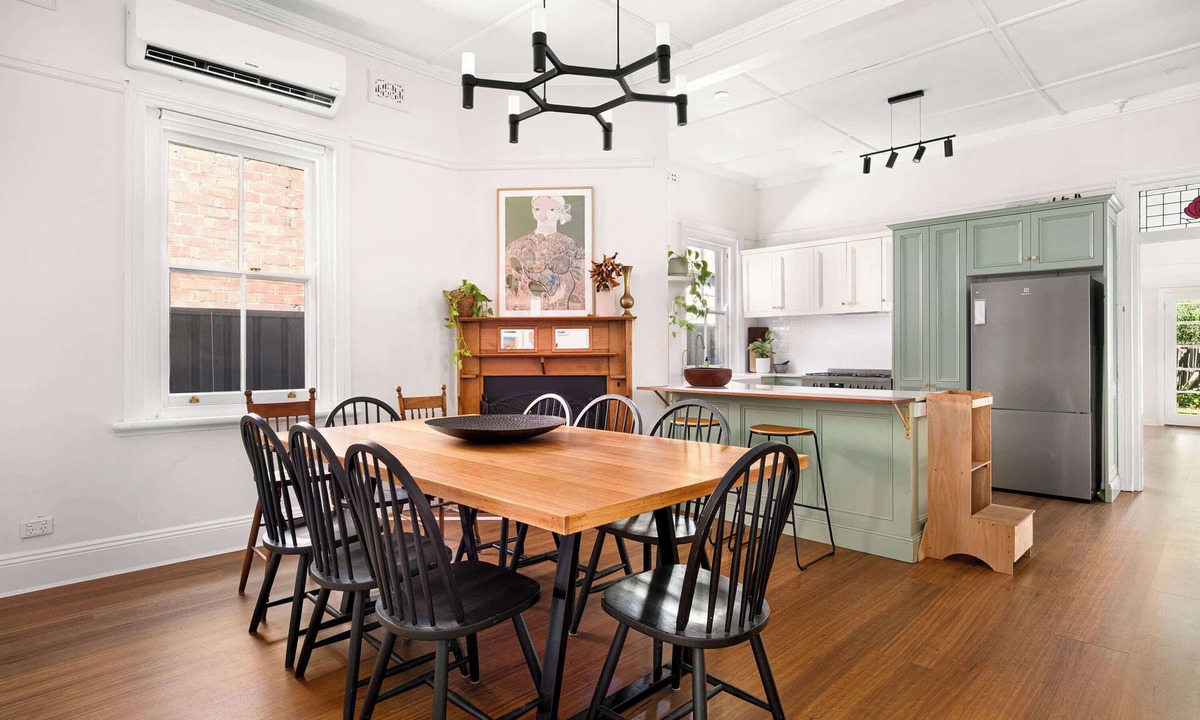 Mayfield East House | Family Home - Books, Yard & Central Location