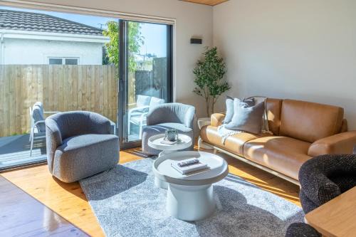 Sherborne Street Apartment | Family Home Near CBD, Garage & Outdoor Dining