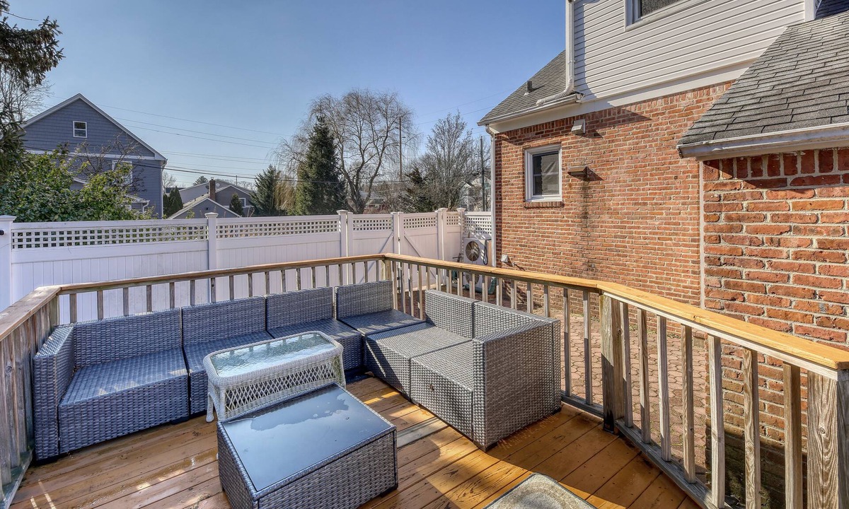 Glen Head House | Family Home near NY Beach Private Workspace