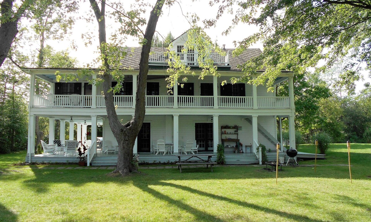 Fort Erie House | Family Member Had to Cancel. Antebellum Home up North - One Time Discount