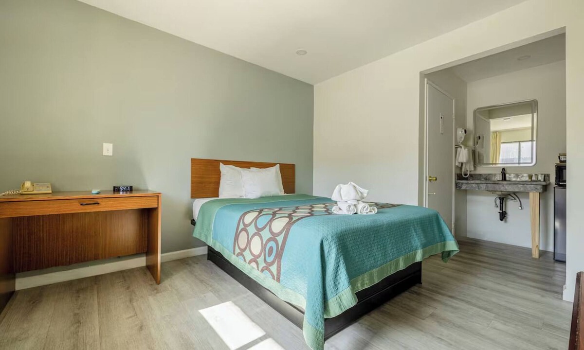 Barstow Hotel | Family-Ready Junior Room with Queen Bed Near Village Café - Affordable