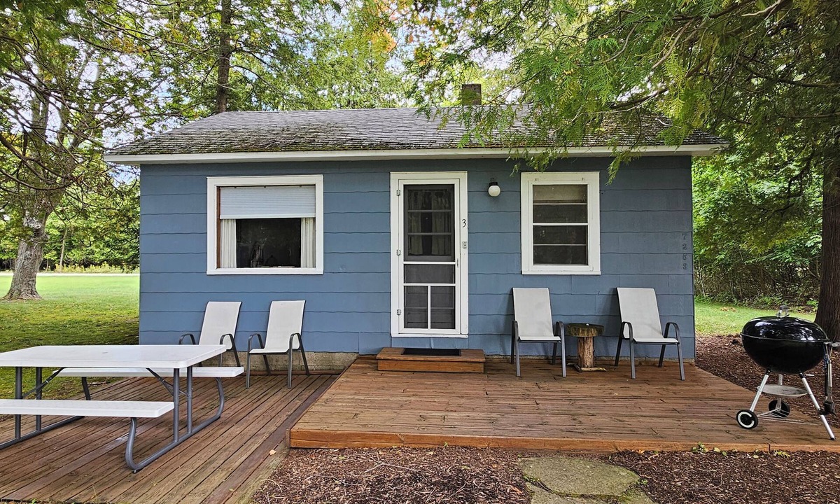 Maple City House | Family resort cottage 3 on Big Glen Lake, Rent 1 or 5, dock, kayaks, rowboat