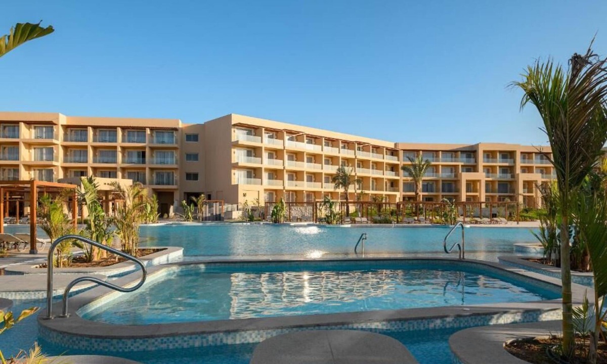 Sahl Hasheeh Resort | Family Retreat with Game Room, Kids’ Pool, Aquapark & Vibrant Evening Shows