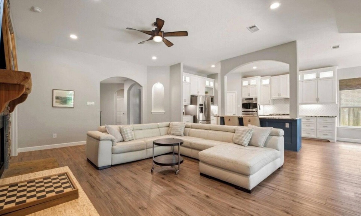 Tomball House | Family Retreat in Creekside Relax & Unwind