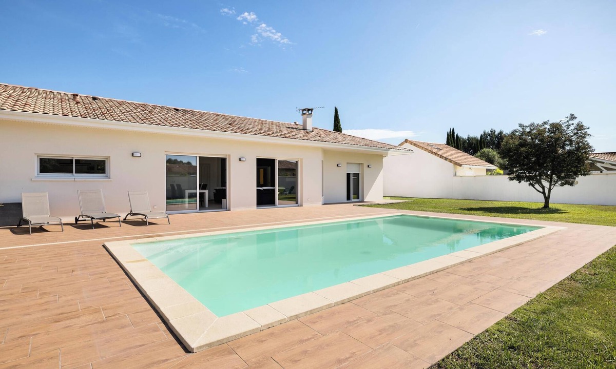Ychoux House | Family Villa 'Lumière Ychoux' with Pool and Large Garden