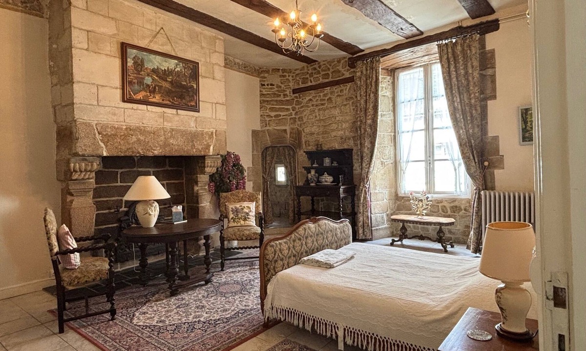 Auray Apartment | FANTASTIC 16th CENTURY MANOR - CENTRAL AND STEPS FROM SAINT GOUSTAN