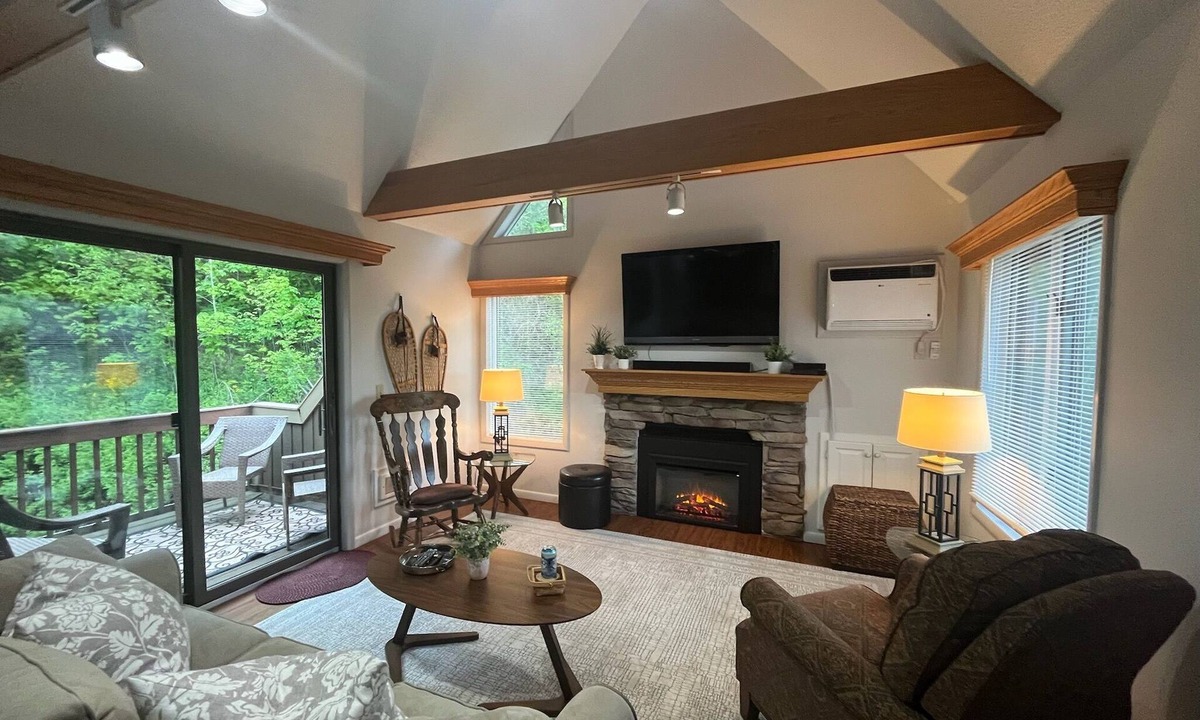 Clymer Condo | Fantastic 2 bed/3 bath Loft in Camelot Condos! Sleeps 6; Walk to lodge!
