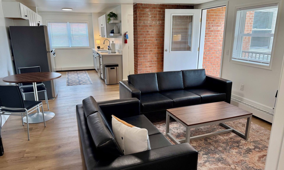State College Apartment | Fantastic 3-bedroom apartment with AC in vibrant State College