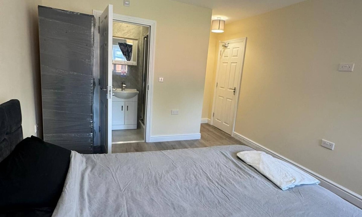 Beddington South Apartment | Fantastic 3 ensuite bedrooms in a 6 bedroom apartment in Wallington with WiFi