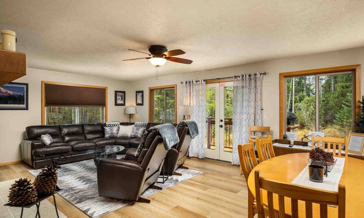Government Camp House | Fantastic Chalet in the Heart of Government Camp, Walk to Skiing, Sledding, Dining, & Entertainment