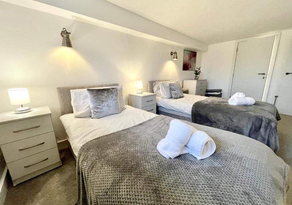 Bishop's Stortford Apartment | Fantastic convenient 2 Bedroom 2 bathroom Perfect for Stansted Airport, 3 minute walk to Bishops Stortford Train Station!