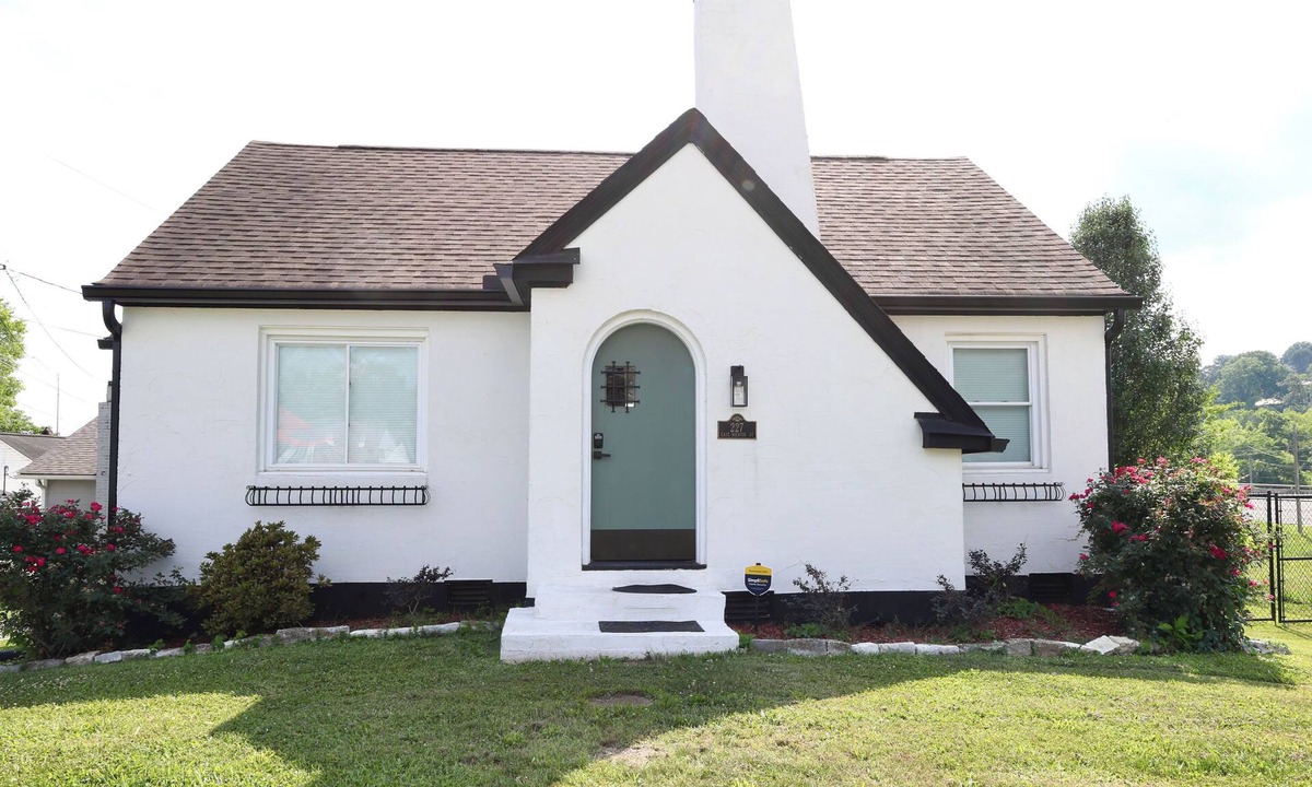 Clinton House | Fantastic cottage located within walking distance from charming old town Clinton